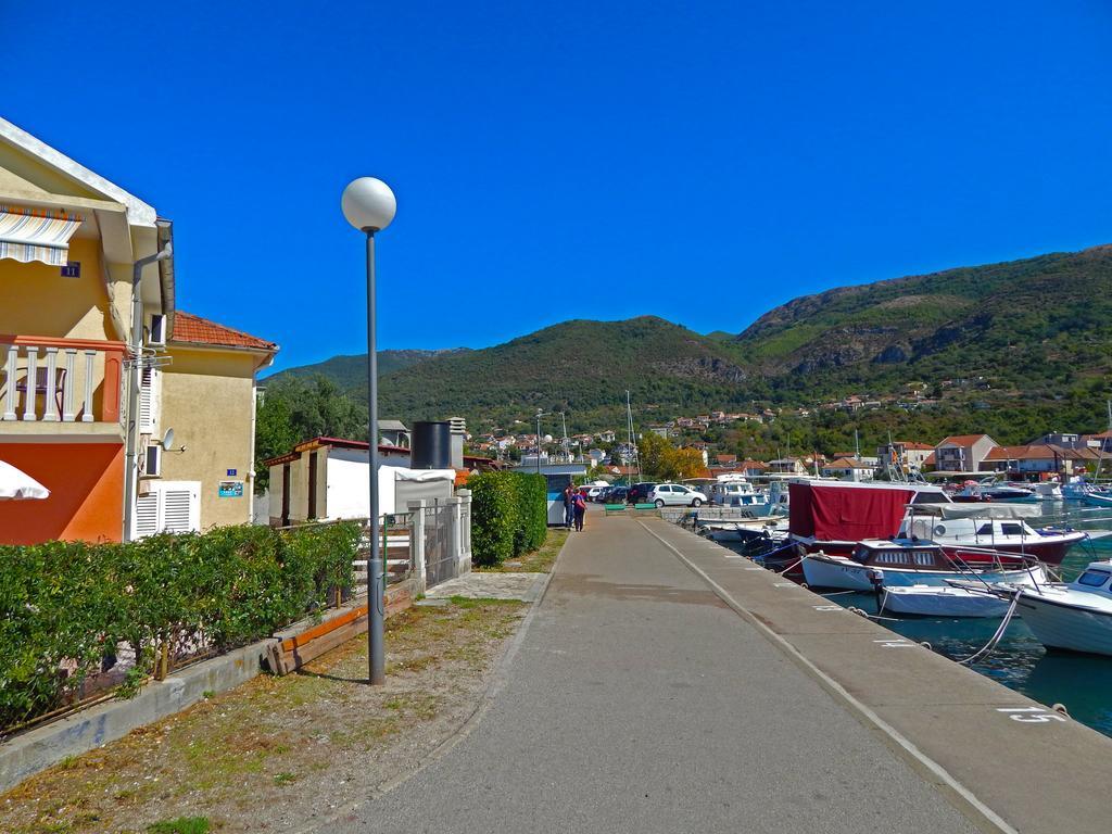 Apartmani Sindik ティヴァト エクステリア 写真