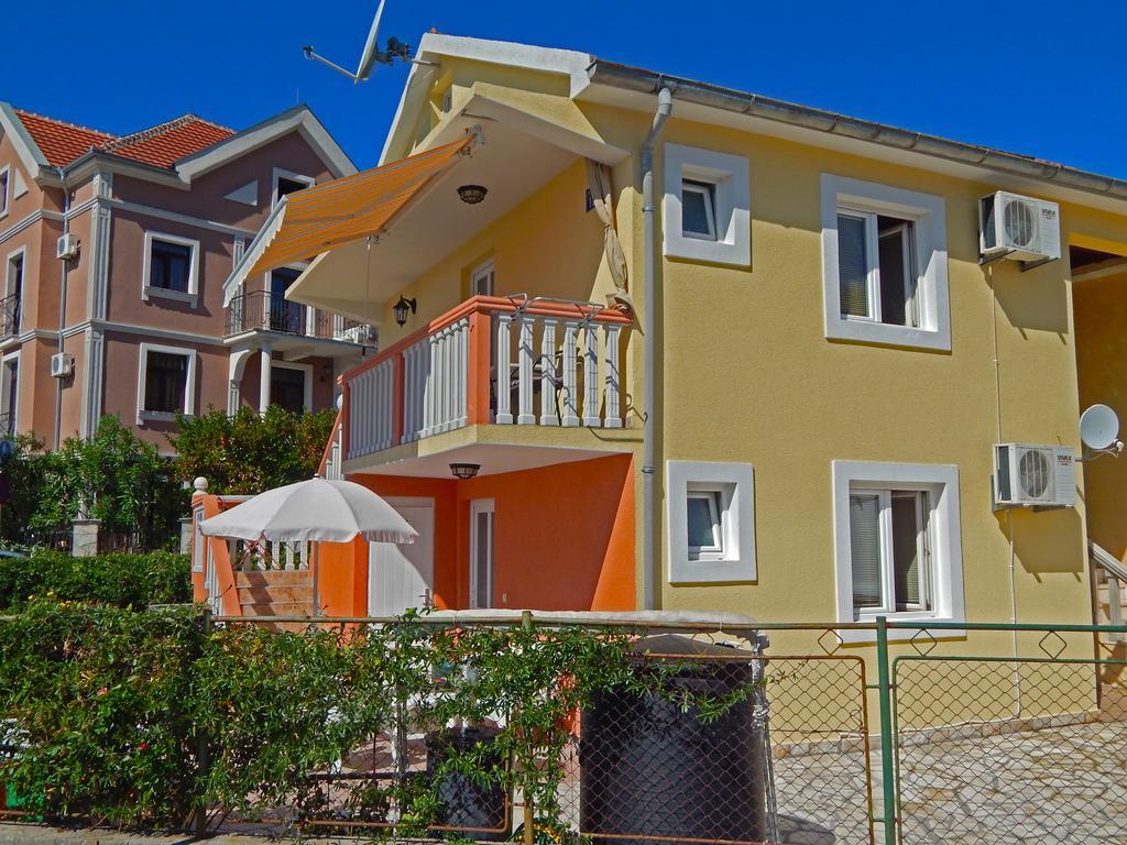 Apartmani Sindik ティヴァト エクステリア 写真